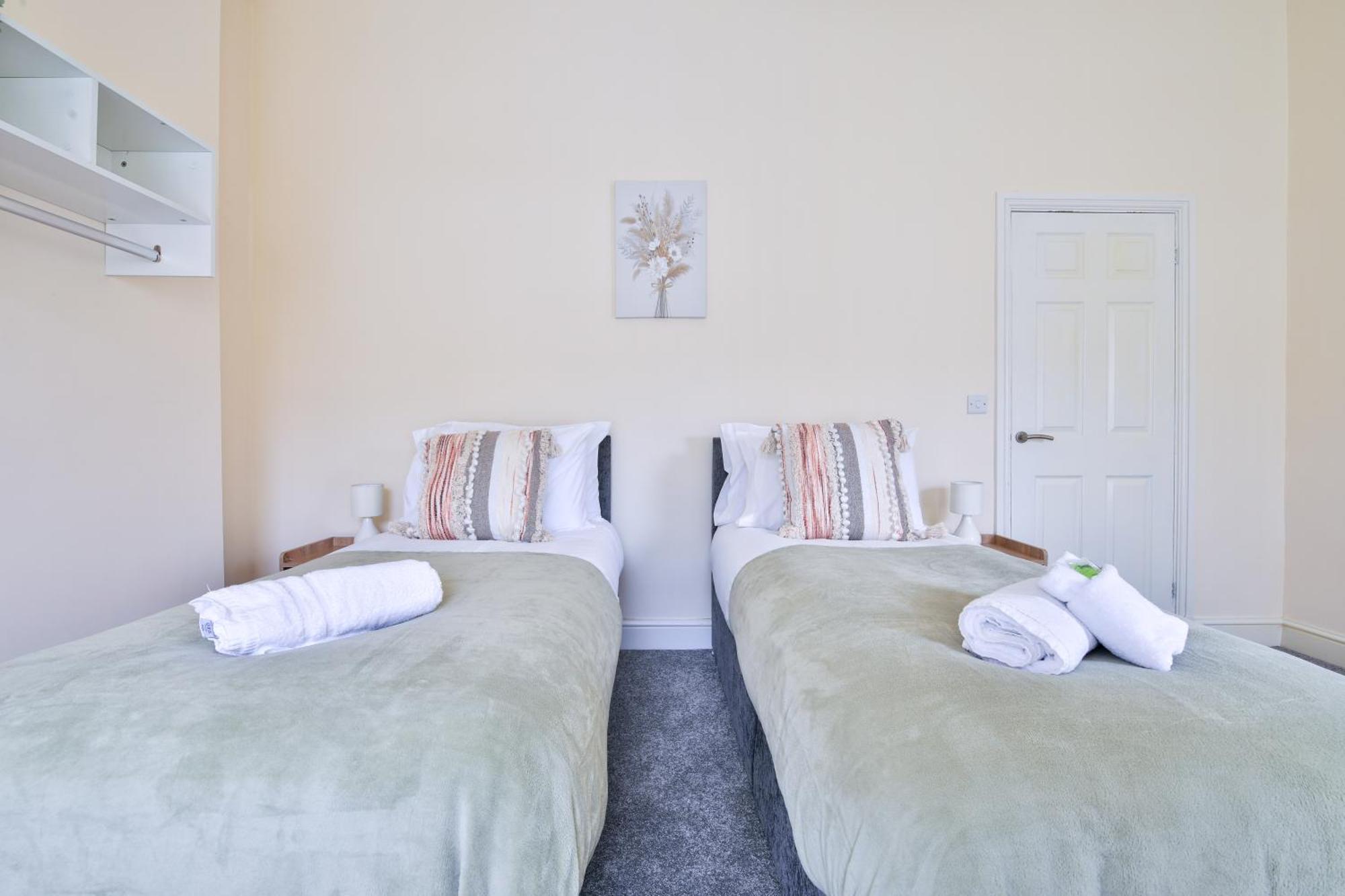 Stayright 3-bed Near Cardiff- Sleeps 6, Twin Or King Beds Apartment