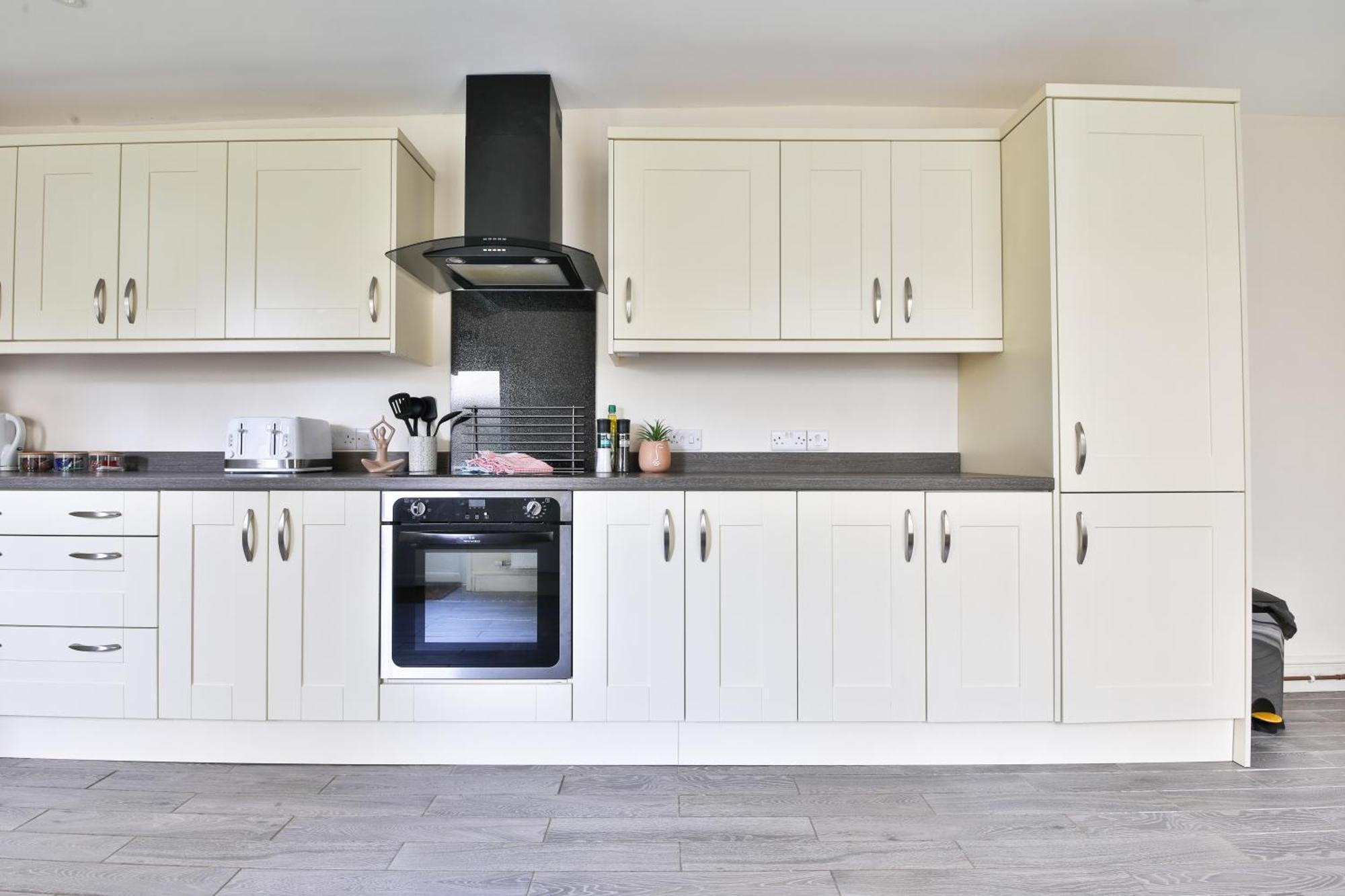 Stayright 3-bed Near Cardiff- Sleeps 6, Twin Or King Beds *